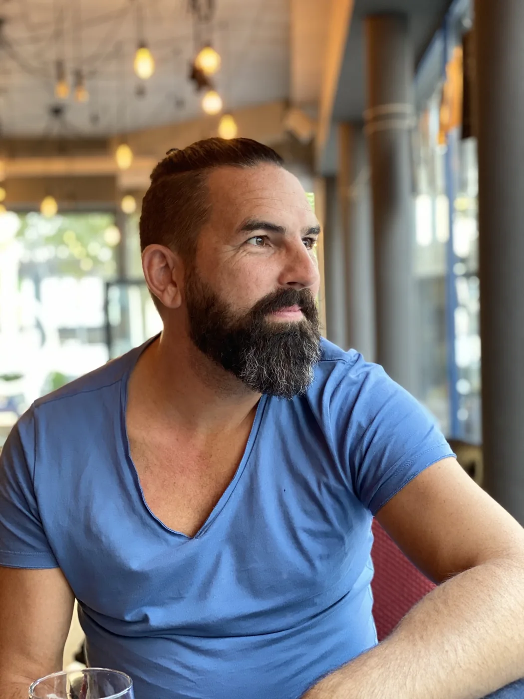 Marcel Ruse bei einer öffentlichen Situation mit Menschen