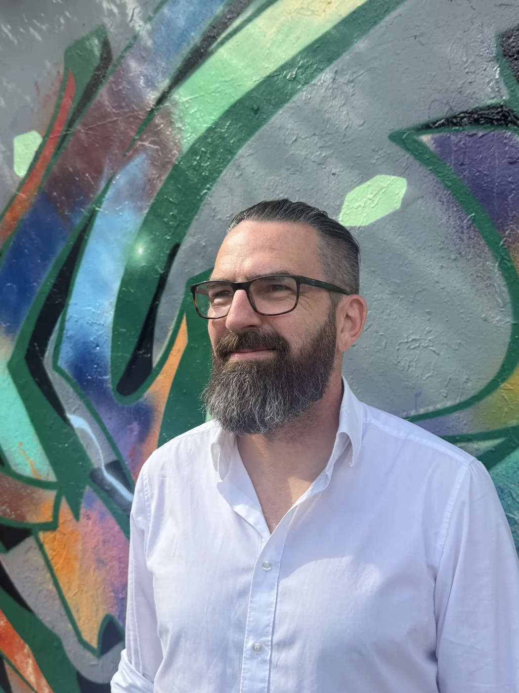 Marcel Ruse vor einer urbanen Wand