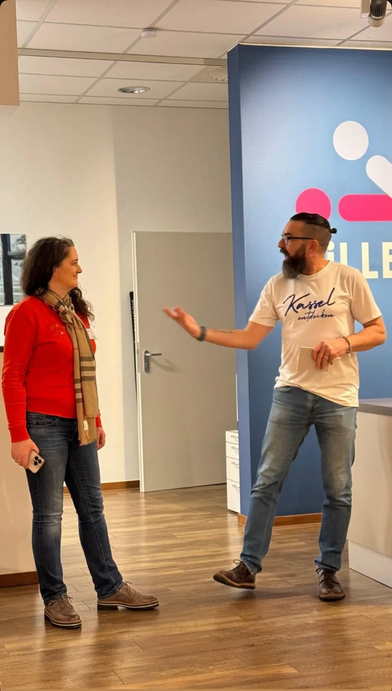 Marcel Ruse in einer dokumentarischen Situation mit Mikrofon