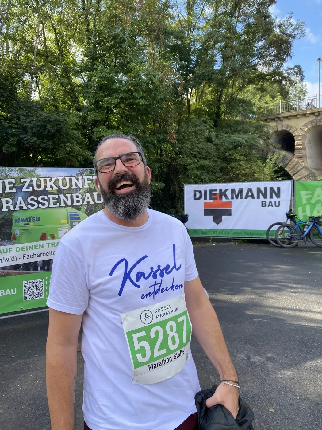 Marcel Ruse bei einem Termin mit Kopfhörern
